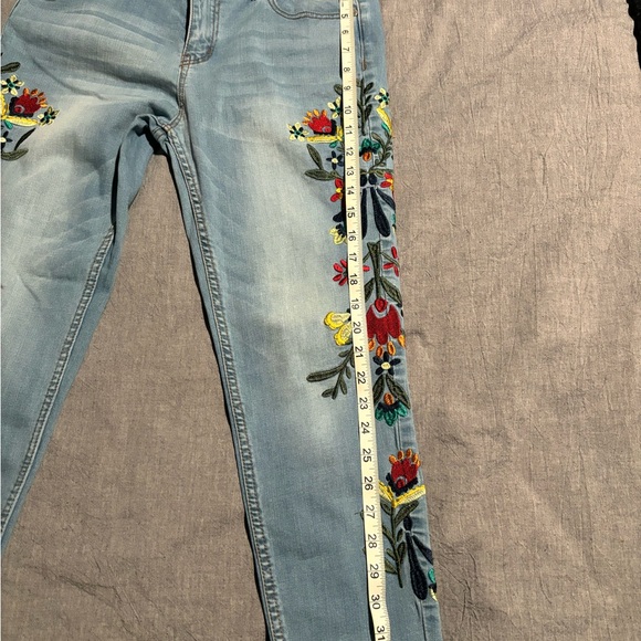 Cool embroidery women’s jeans - Picture 5 of 8
